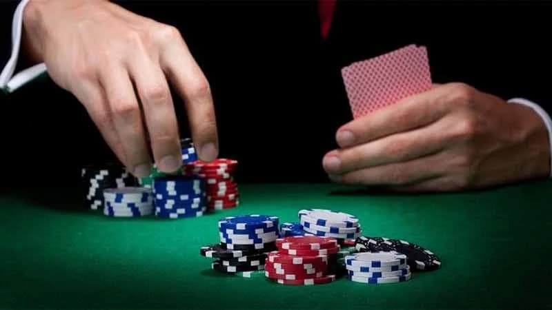 Bài từ 7-9 điểm người chơi vẫn có thể tố mạnh để ép đối thủ úp bài